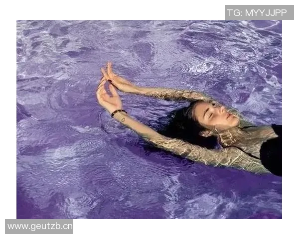 仰泳对身体的全面益处：增强心肺功能改善姿势提升柔韧性